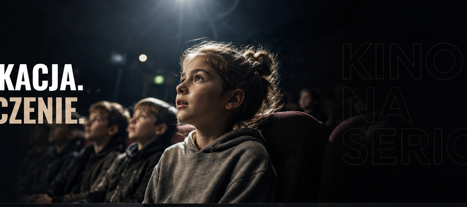 Uczniowie podczas projekcji filmowej